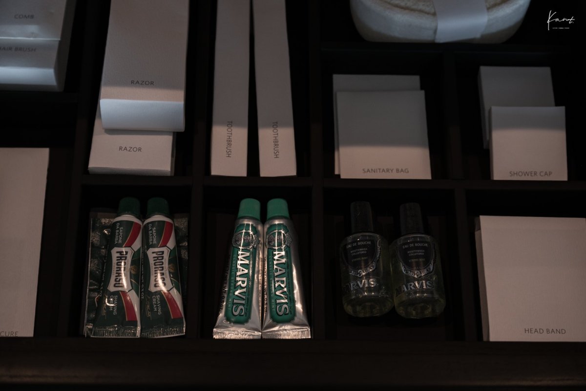 ชุด Amenities ของ Aman จัดวางในลิ้นชักห้องน้ำ
