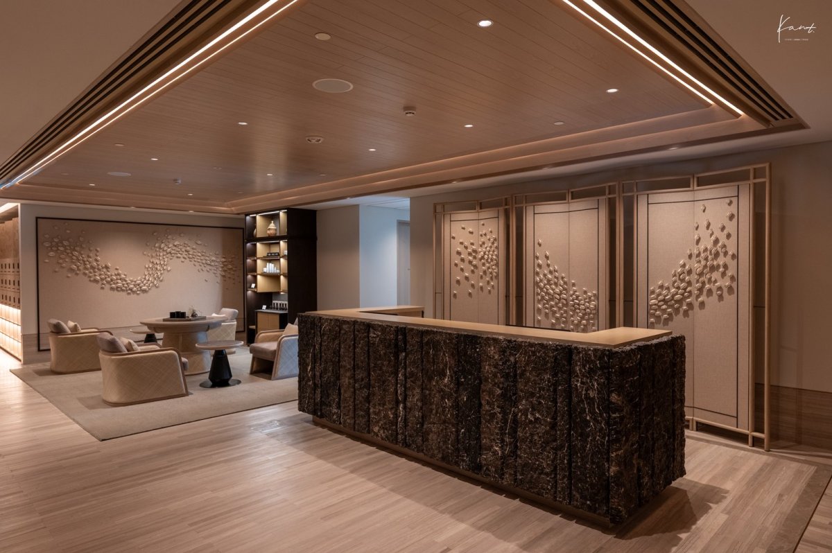เคาน์เตอร์ต้อนรับ Aman Spa and Wellness กับงานไม้ท่อนใหญ่