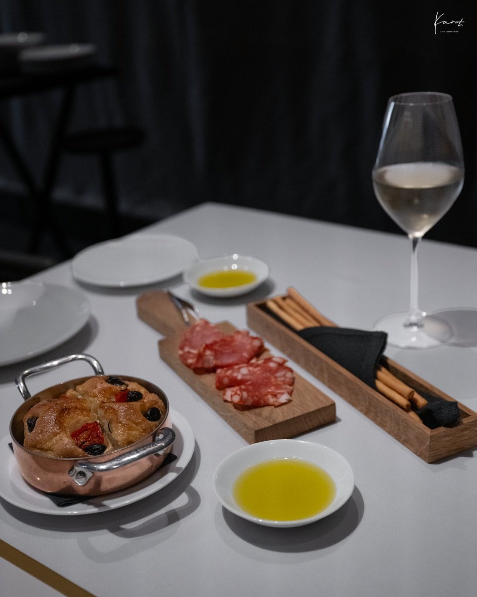 ขนมปัง Focaccia di Recco เสิร์ฟคู่กับ Aman Olive Oil