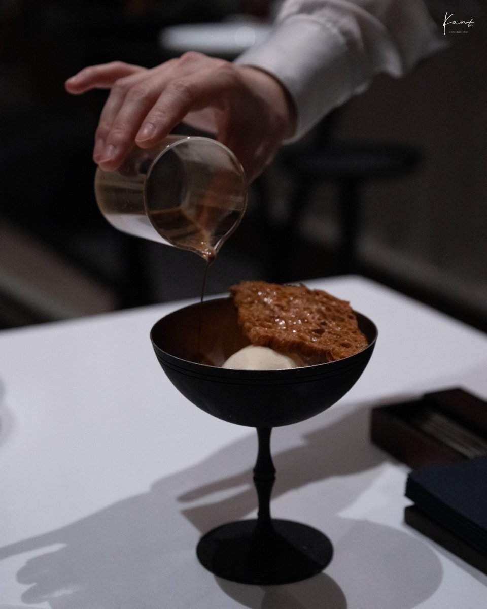 Arva Affogato กับเจลาโตวานิลลาไทยและแผ่นทูอิลคาราเมล