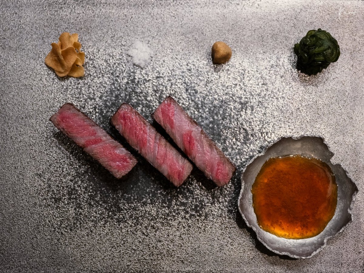 เนื้อวากิวจากนางาโนะที่เสิร์ฟบนเคาน์เตอร์ Hiori
