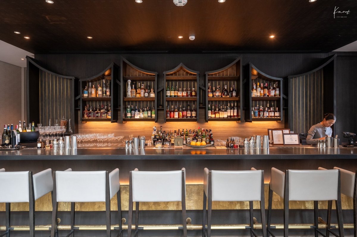 เคาน์เตอร์บาร์ของ Aman Lounge บนชั้น 19