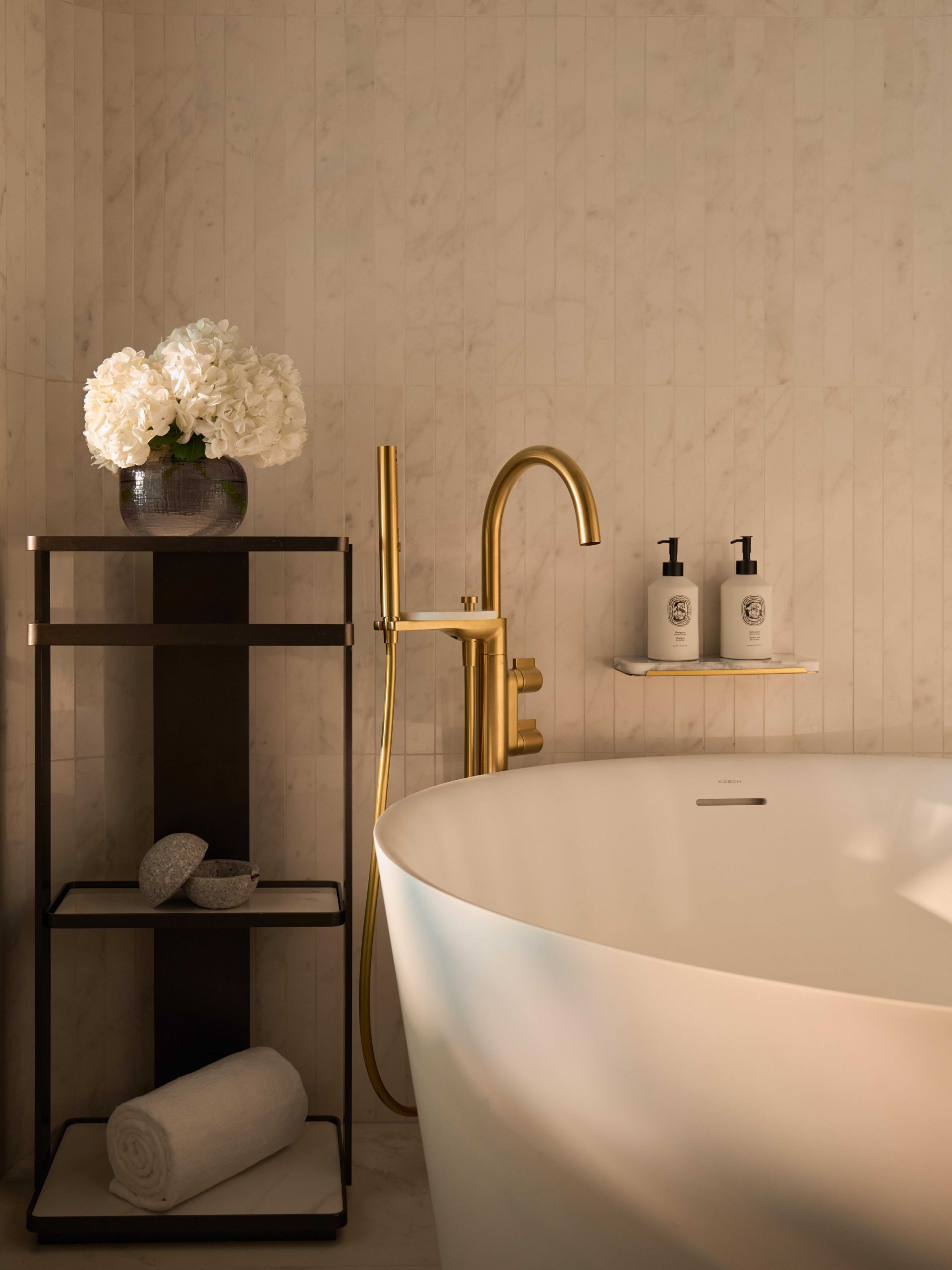 อ่างอาบน้ำและงานโลหะสีทองในห้องน้ำ The Langham, Custom House, Bangkok