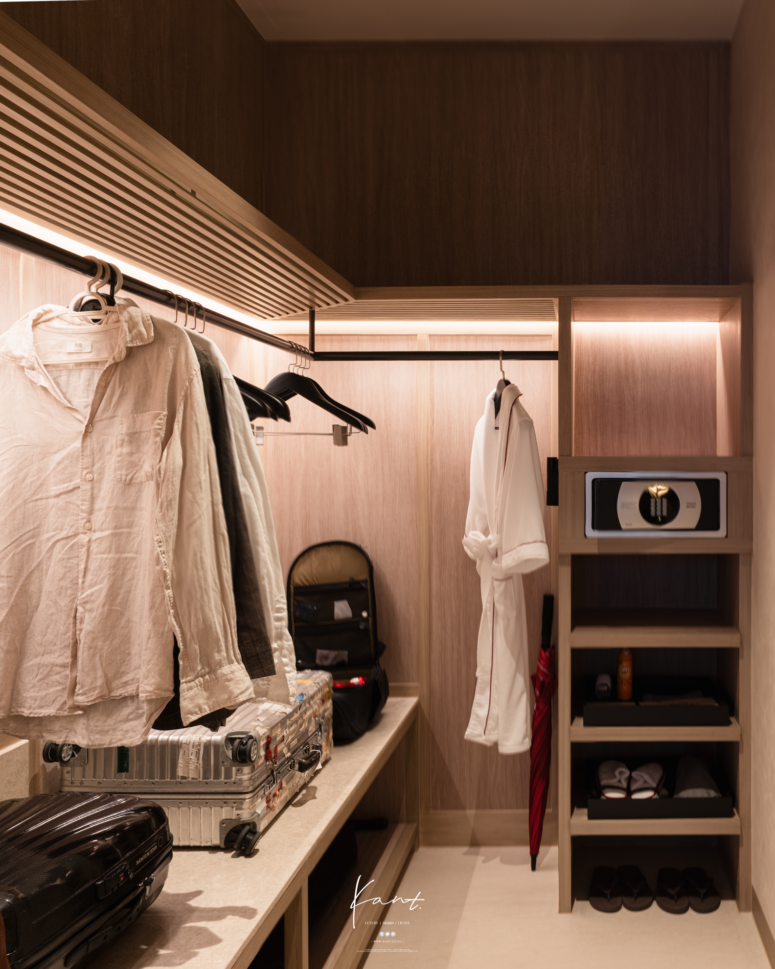 walk-in wardrobe ในห้องพัก มีเสื้อคลุม ตู้นิรภัย และช่องเก็บของ