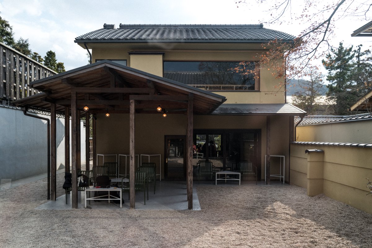 ลานกรวดกลางอาคาร Blue Bottle Coffee Nanzenji