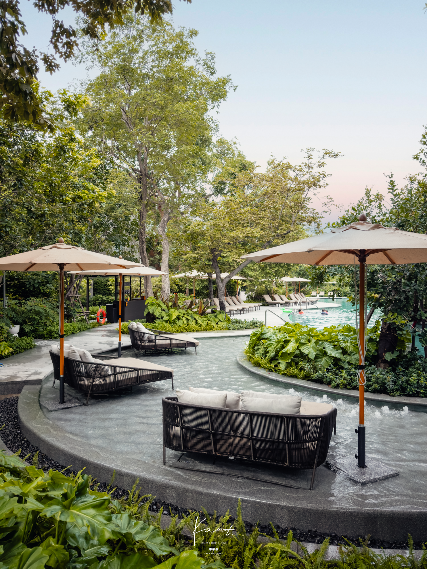Forest Pool สระทรงลากูนกลางรีสอร์ตกับเตียงพักใต้ร่ม
