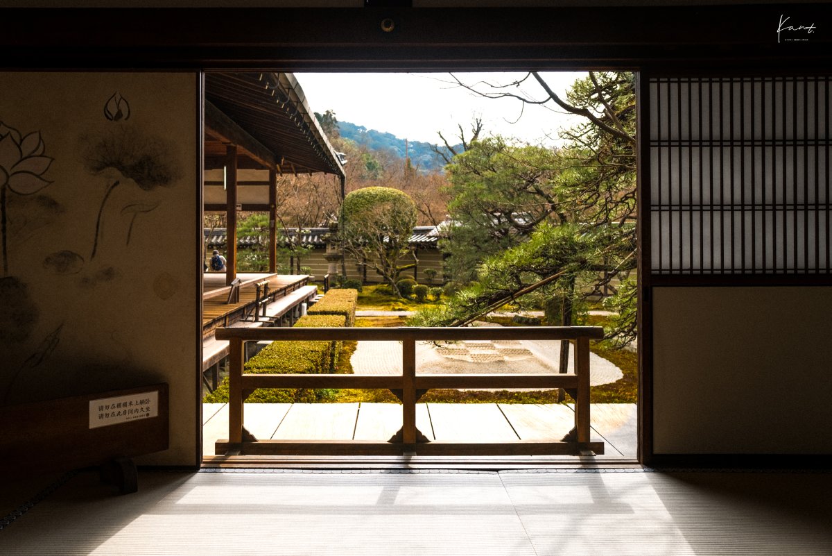 ห้องเสื่อทาทามิมองออกสู่สวนที่ Eikan-do