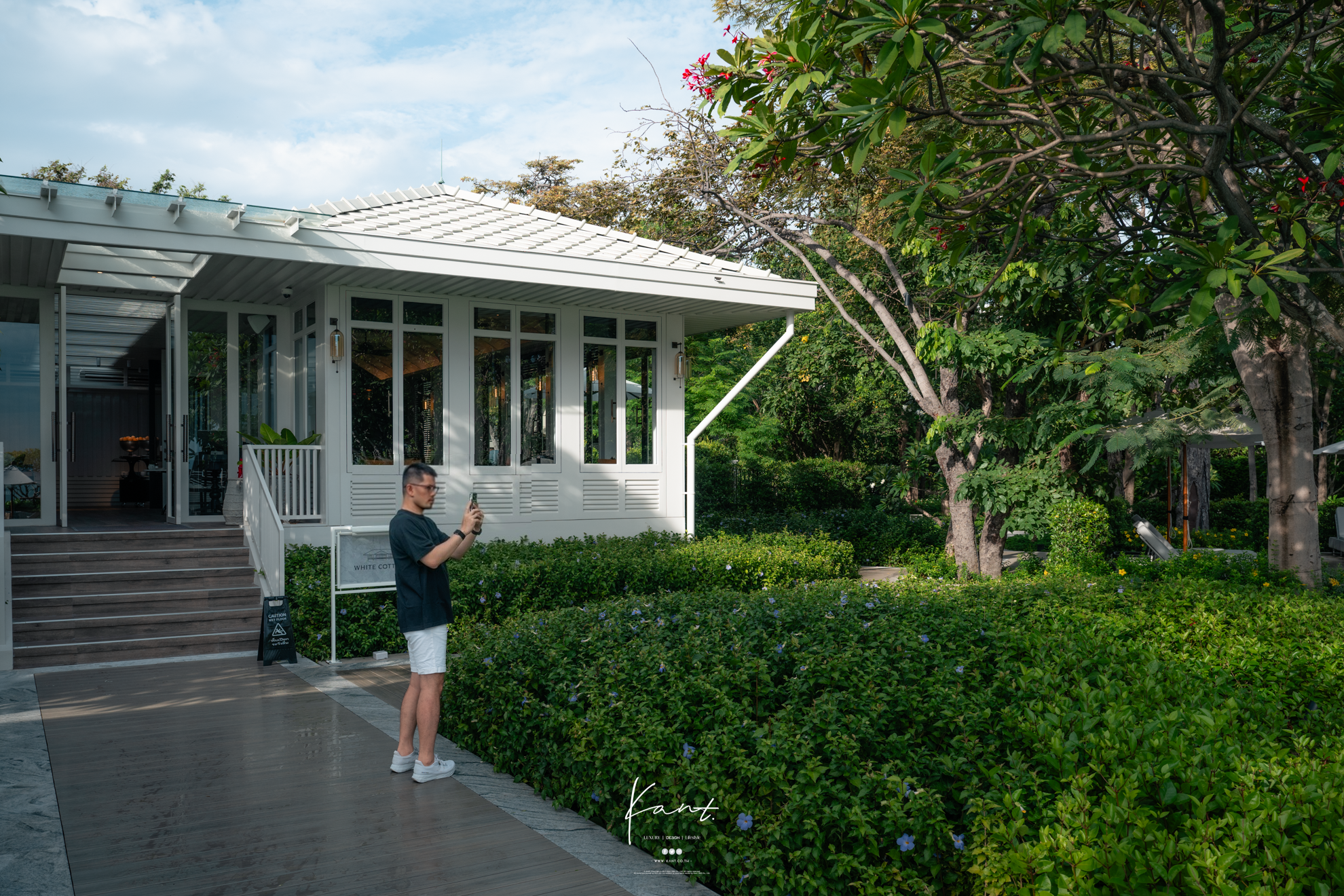 ทางเข้าห้องอาหาร White Cottage อาคารไม้สีขาวริมสวน