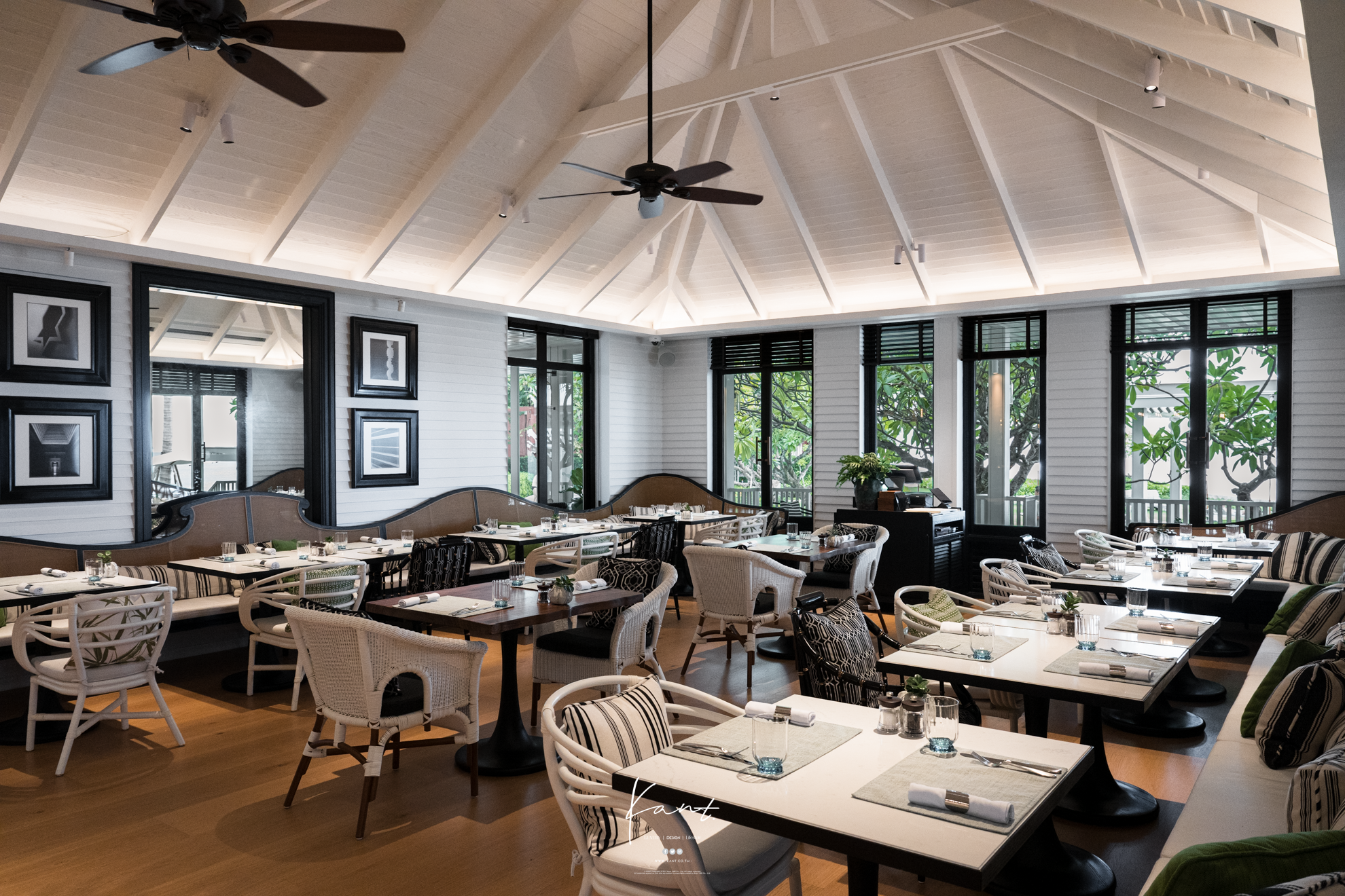 ห้องอาหารด้านในของ White Cottage กับเพดานลาดสูงและม้านั่งบุนวม