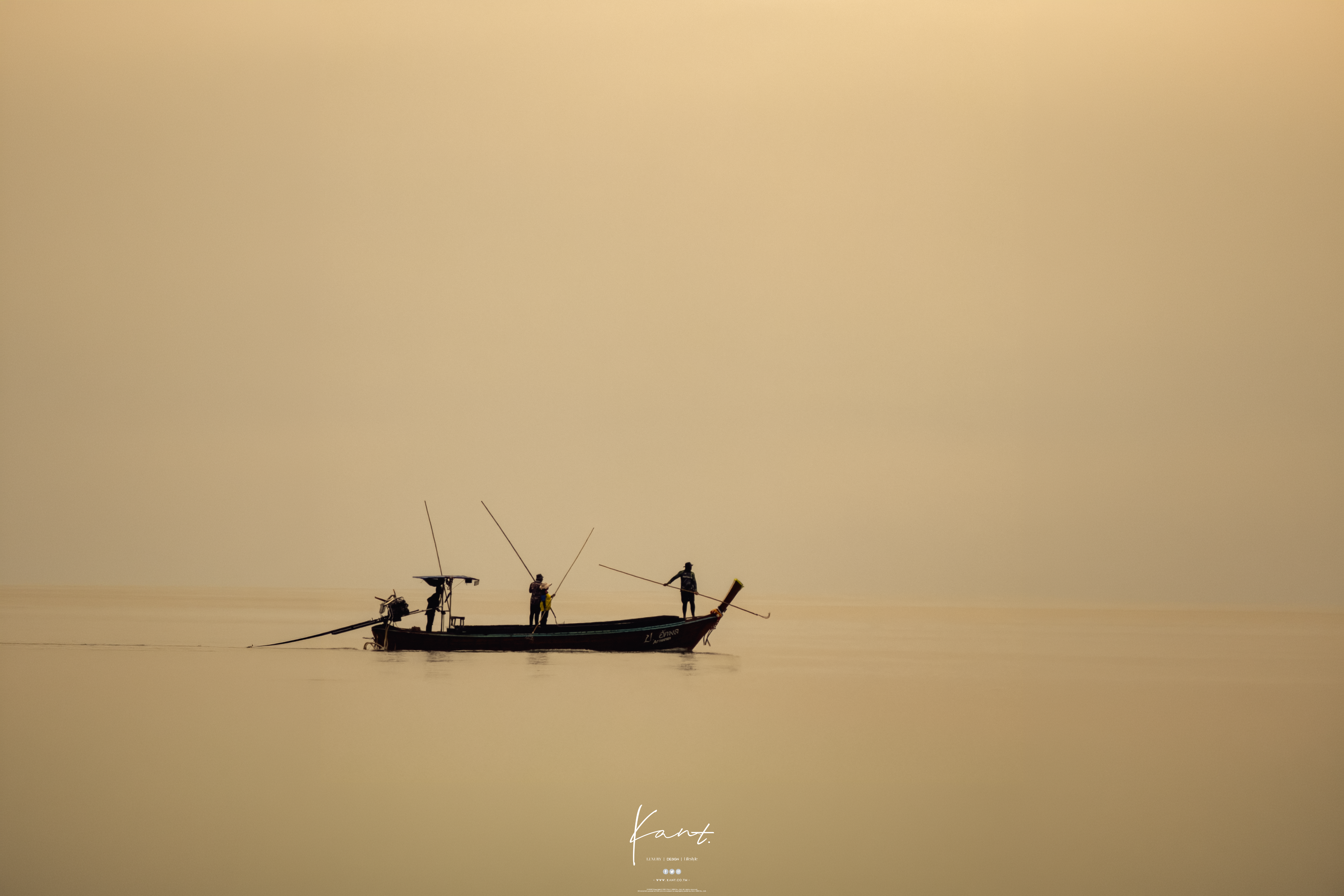 เรือประมงลำเล็กกลางทะเลหัวหินยามเช้าในแสงสีทอง