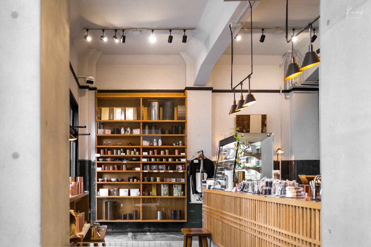 เคาน์เตอร์และชั้นวางใน Kaikado Café