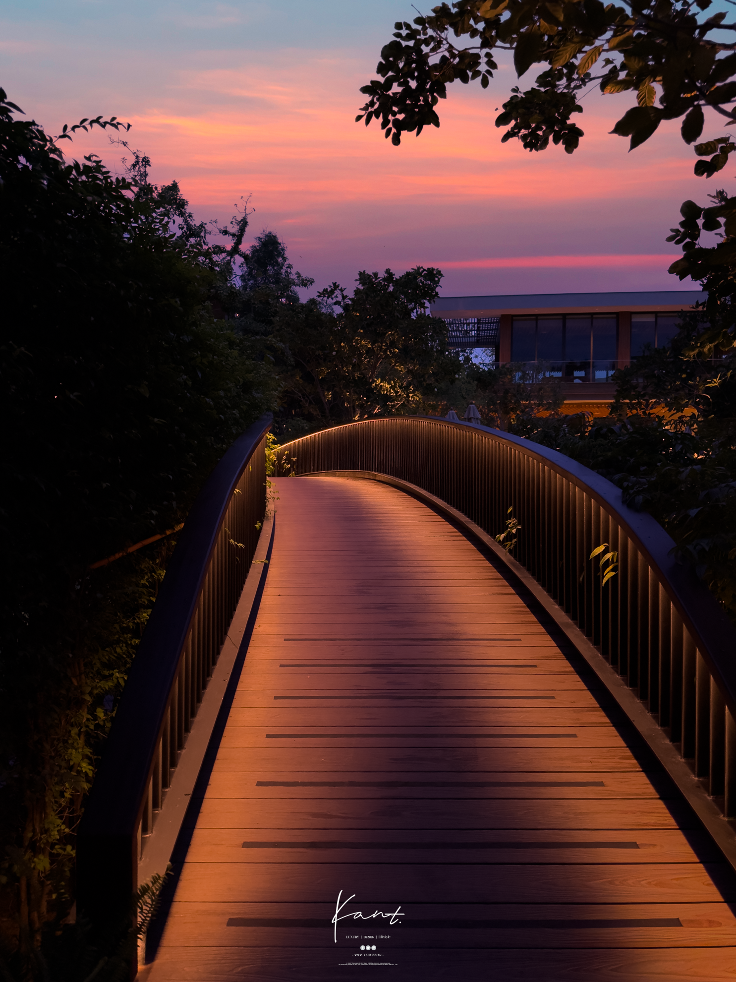 สะพานโค้งภายในรีสอร์ตกับไฟซ่อนตามราวในแสงยามค่ำ