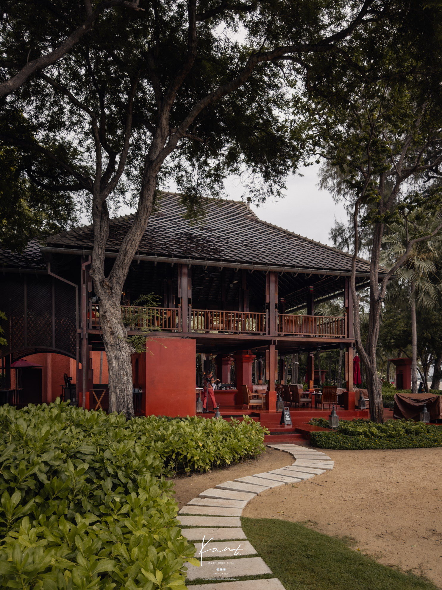 McFarland House เรือนไม้สองชั้นทรงศาลาไทยริมทะเล