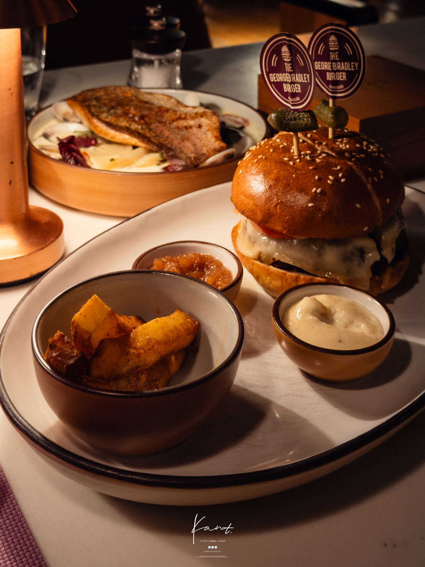 The George Bradley Burger เสิร์ฟกับเฟรนช์ฟรายส์หั่นมือ