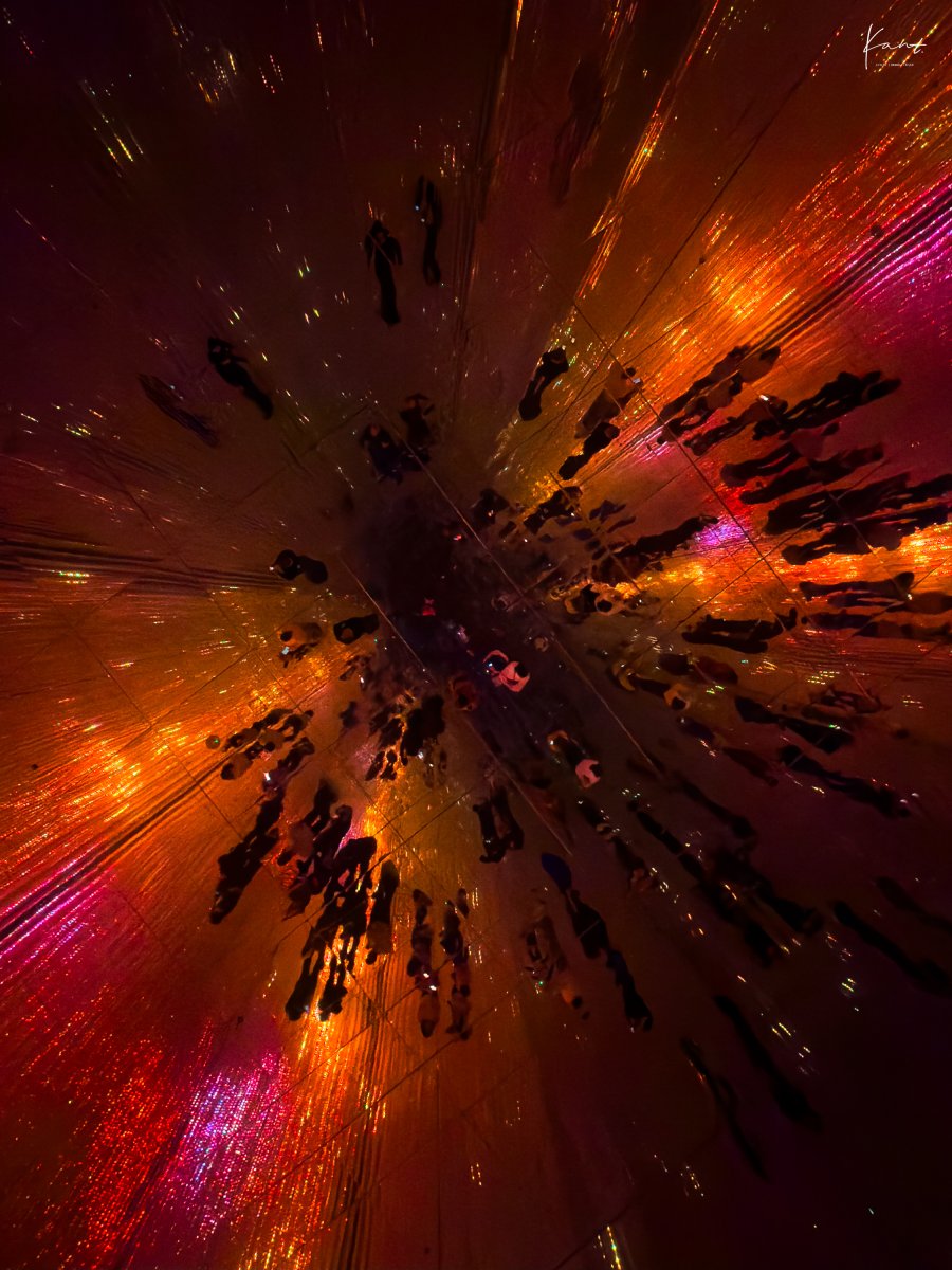 งานแสงสีแดงส้มใน teamLab Biovortex Kyoto