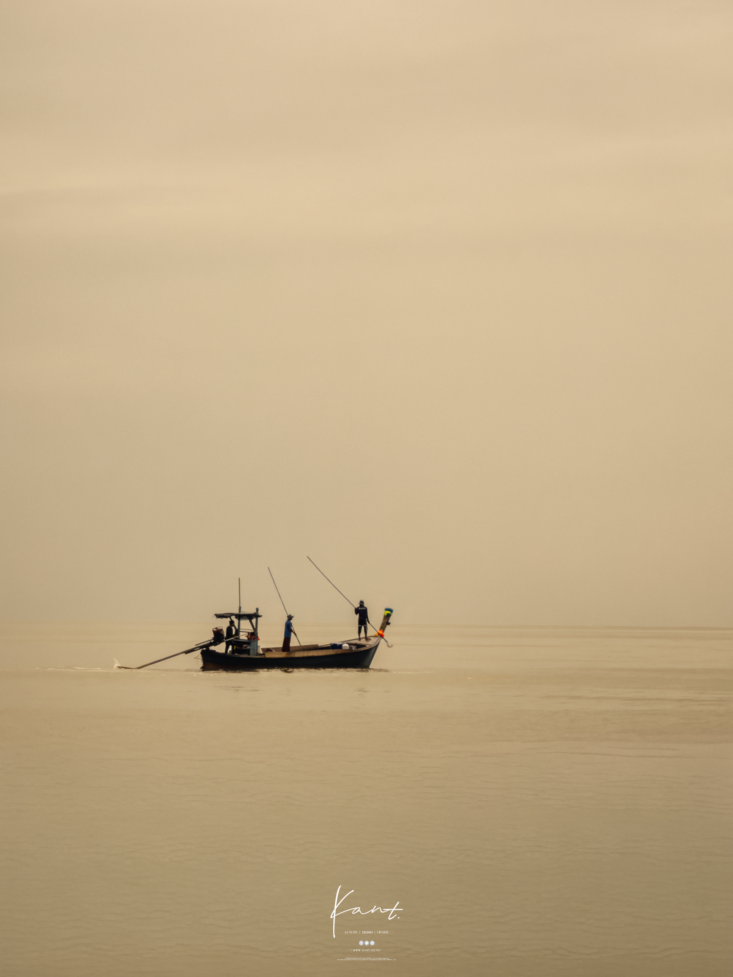 เรือประมงบนทะเลหัวหินหน้าหาดของโรงแรมยามเช้า