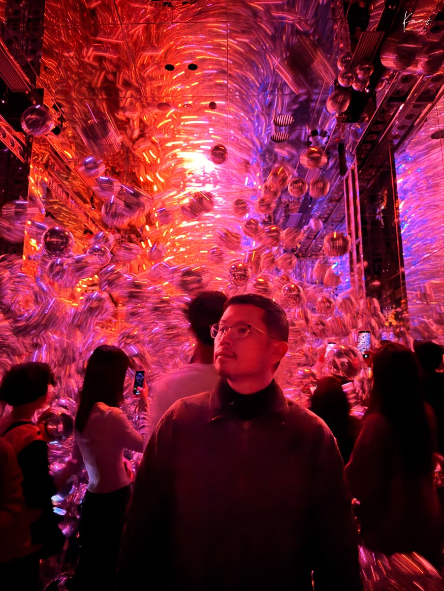 ทรงกลมเรืองแสงสีแดงใน teamLab Biovortex Kyoto
