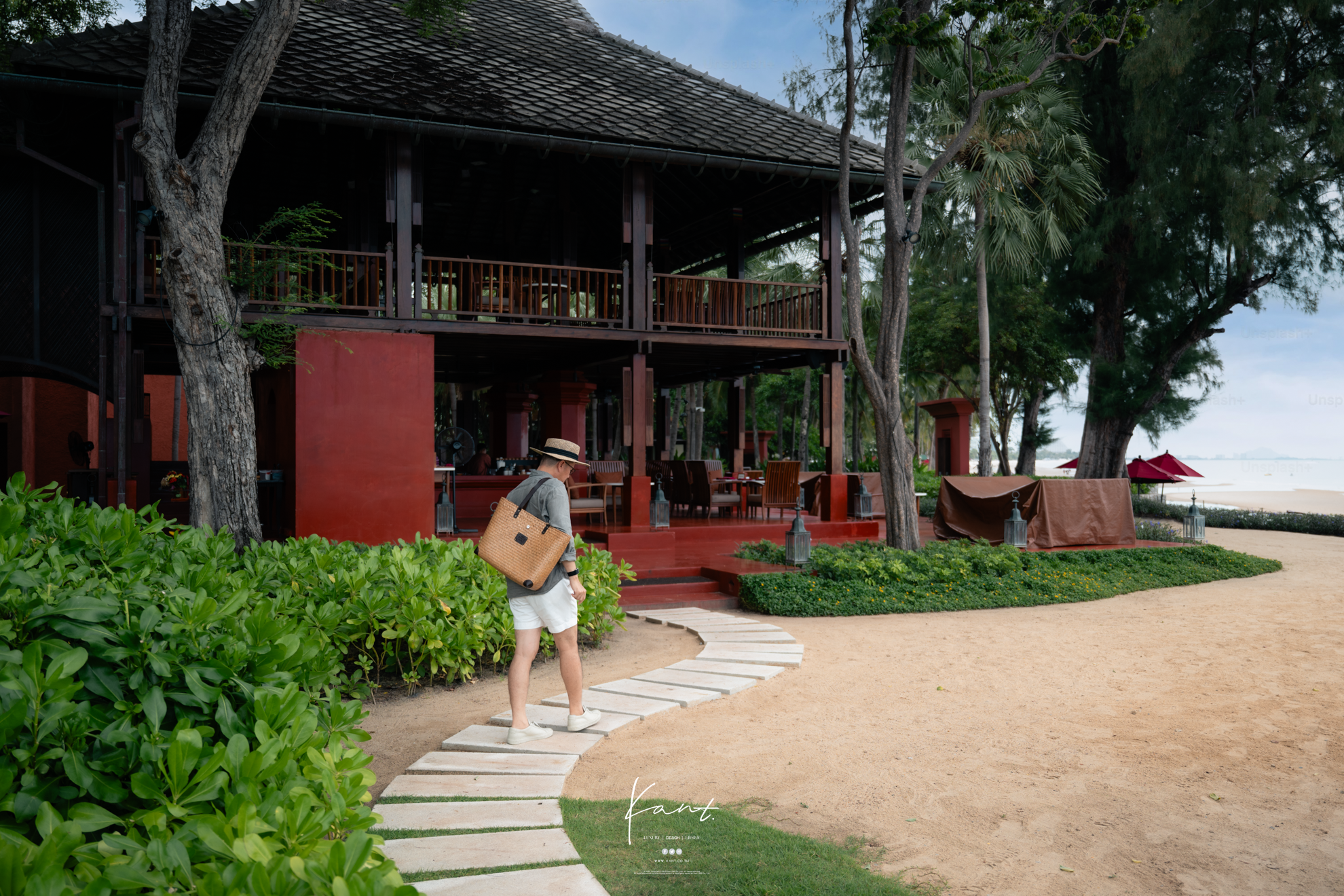 ทางเดินแผ่นหินผ่านสวนไปยัง McFarland House