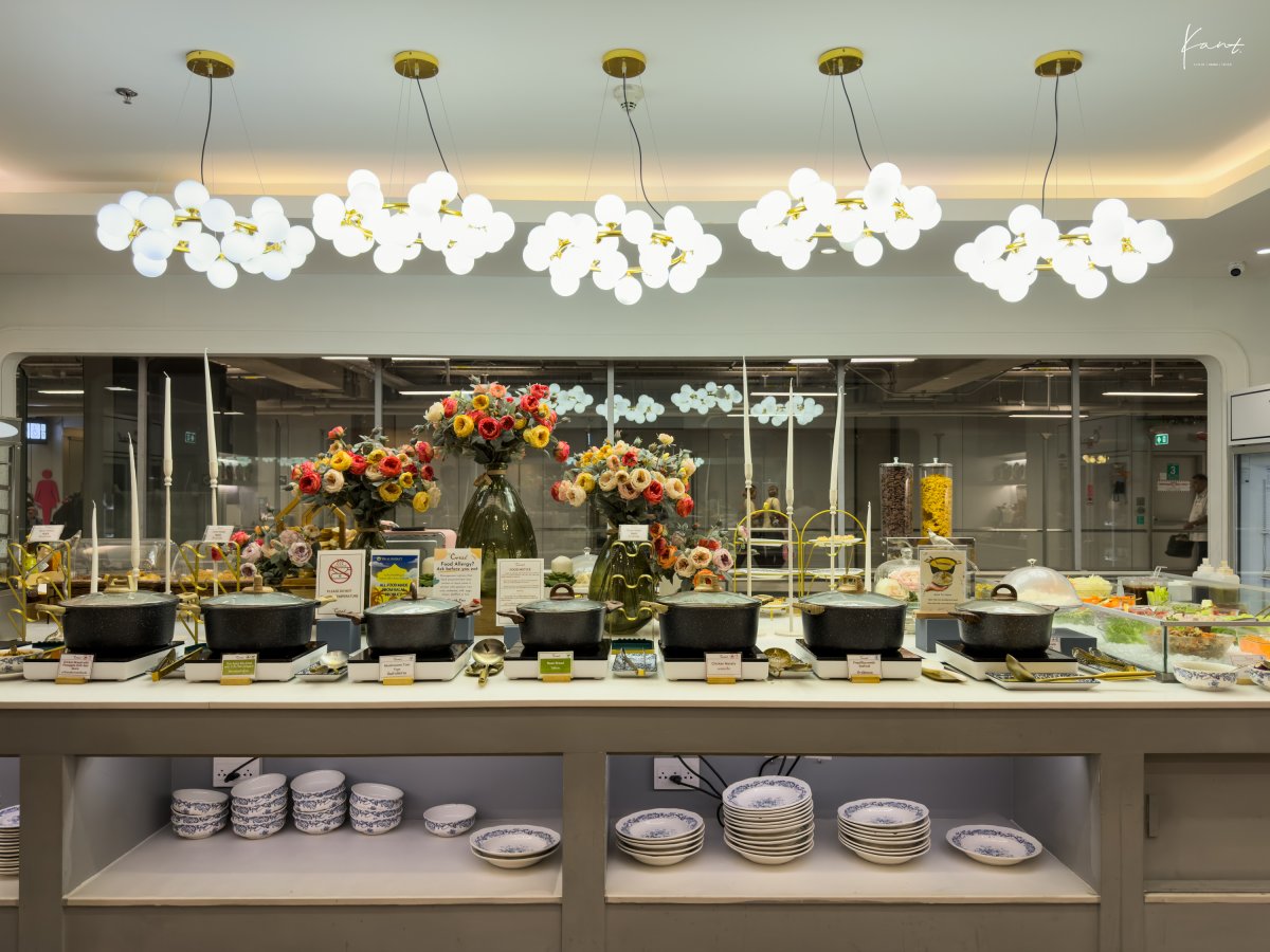 เคาน์เตอร์อาหารว่างใน The Coral Lounge