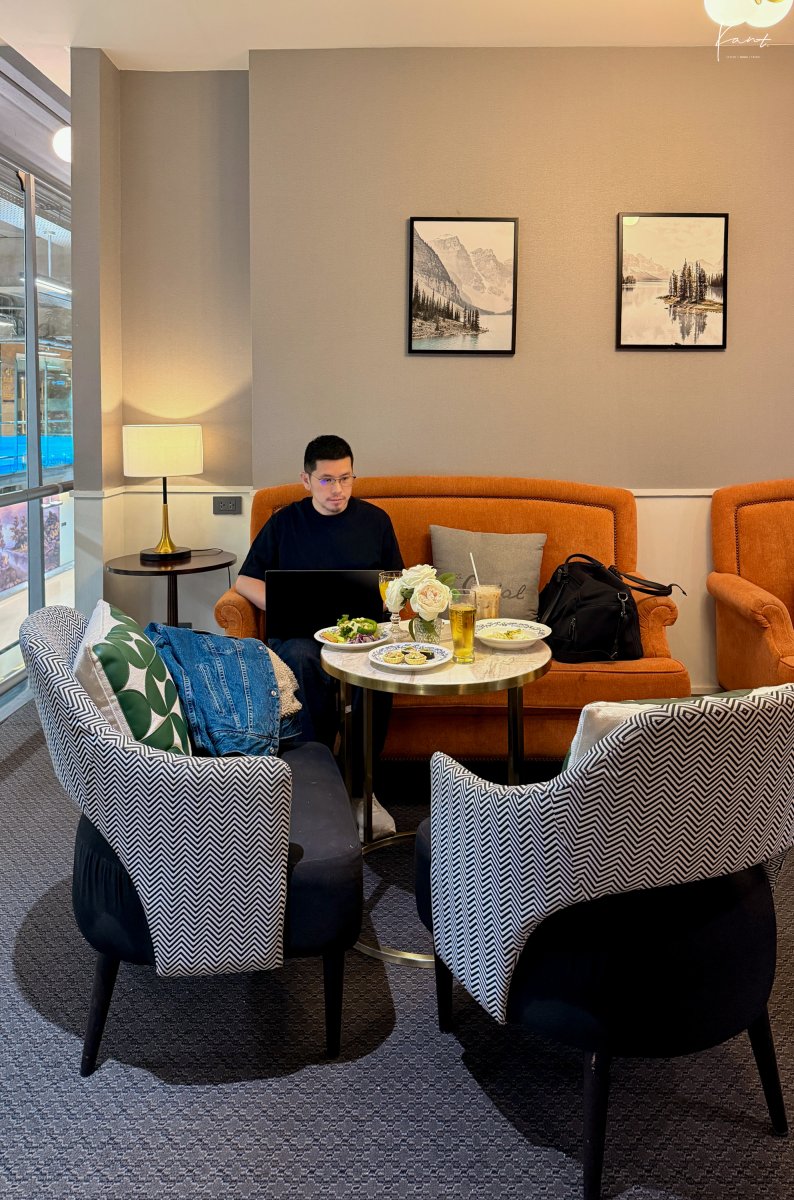 มุมนั่งพักผ่อนใน The Coral Lounge