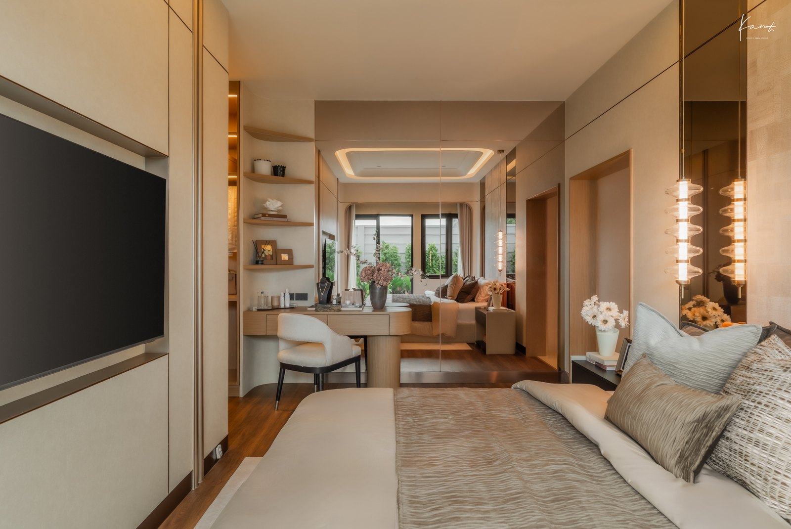 ห้องนอนชั้นล่างแบบ Bedroom Suite พร้อมผนังทีวีและมุมทำงาน