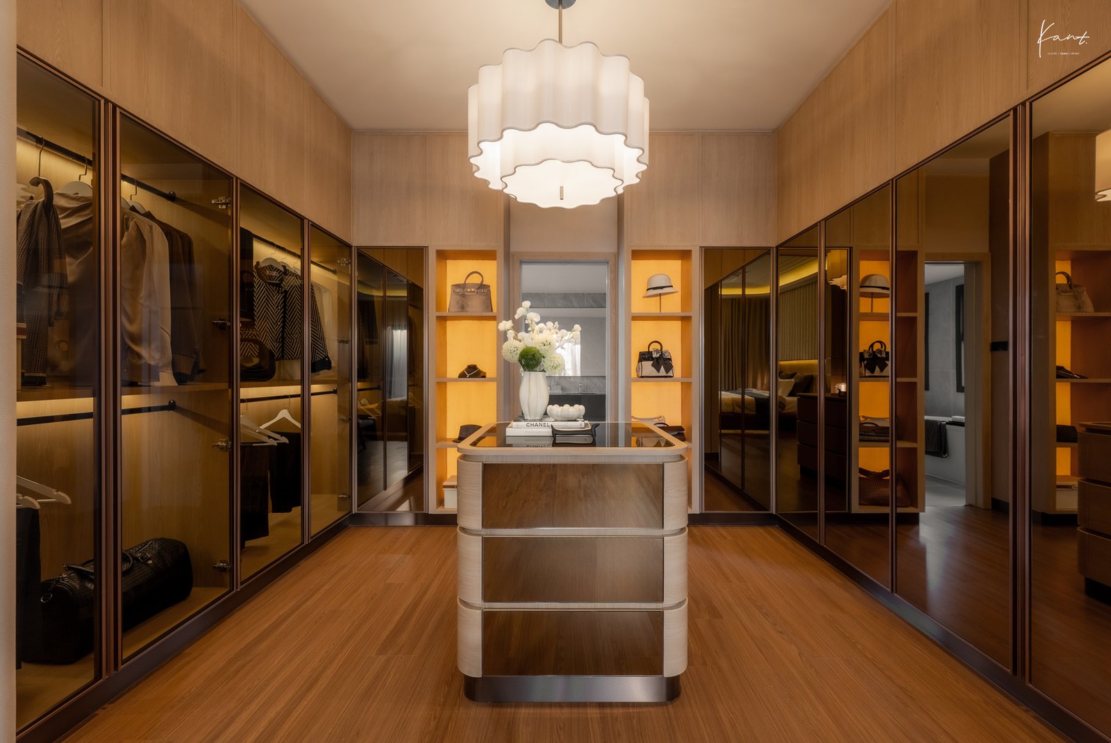 Walk-in Closet ตู้เสื้อผ้าสองฝั่งพร้อม Island เก็บของกลางห้อง