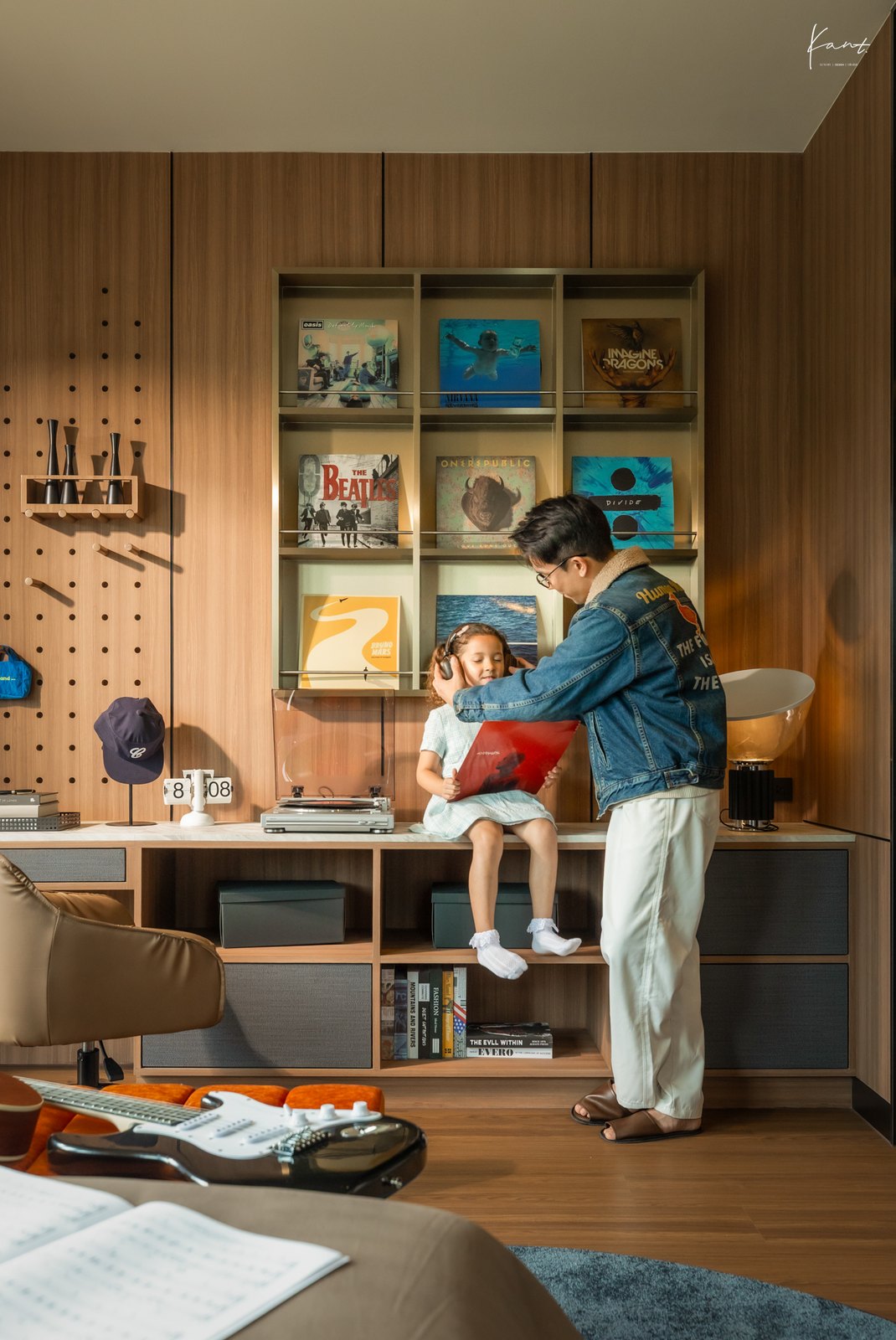 พ่อลูกที่มุม Pegboard ในห้องนอนธีมดนตรี