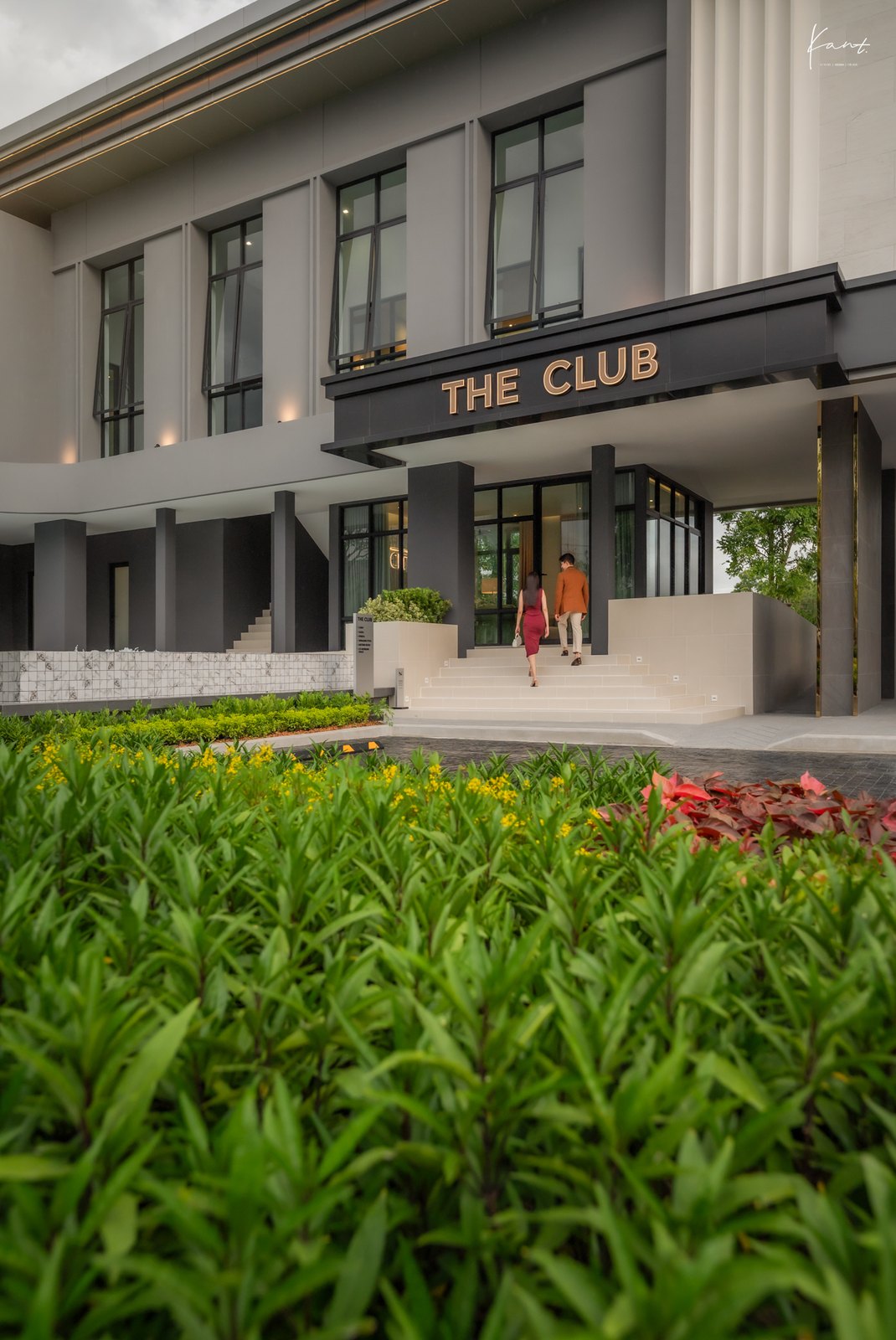 อาคาร The Club ช่วงกลางวัน มองจากสวนด้านหน้า