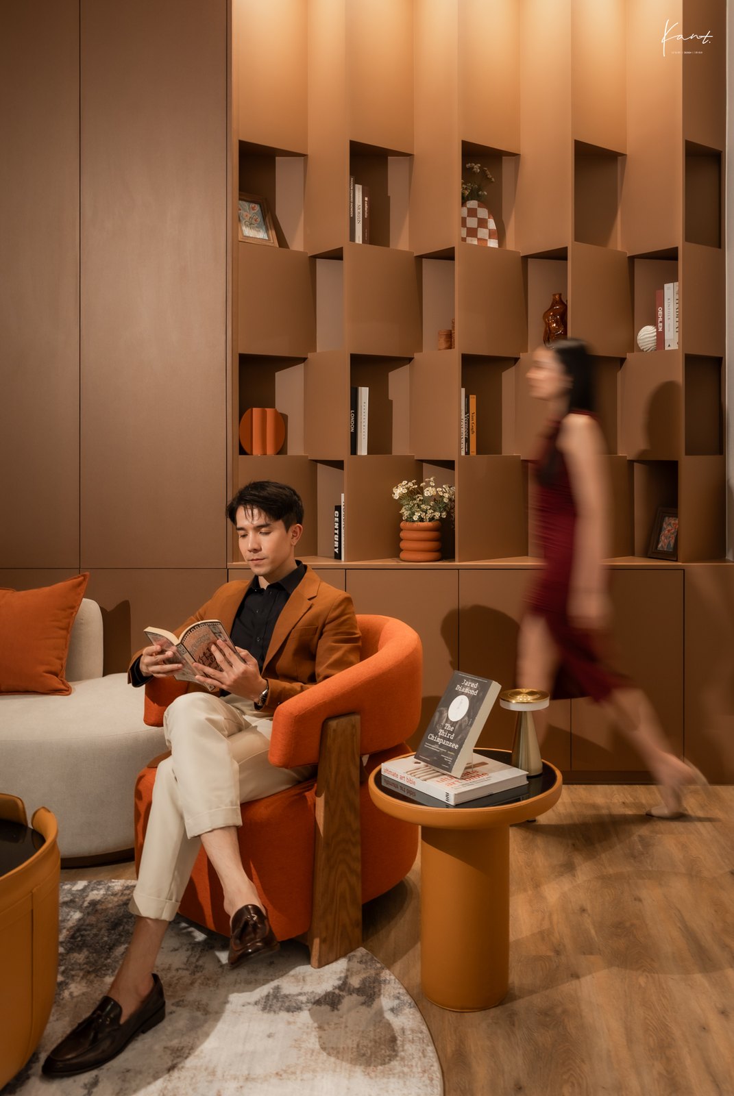 มุมอ่านหนังสือและชั้นวางของภายใน The Club