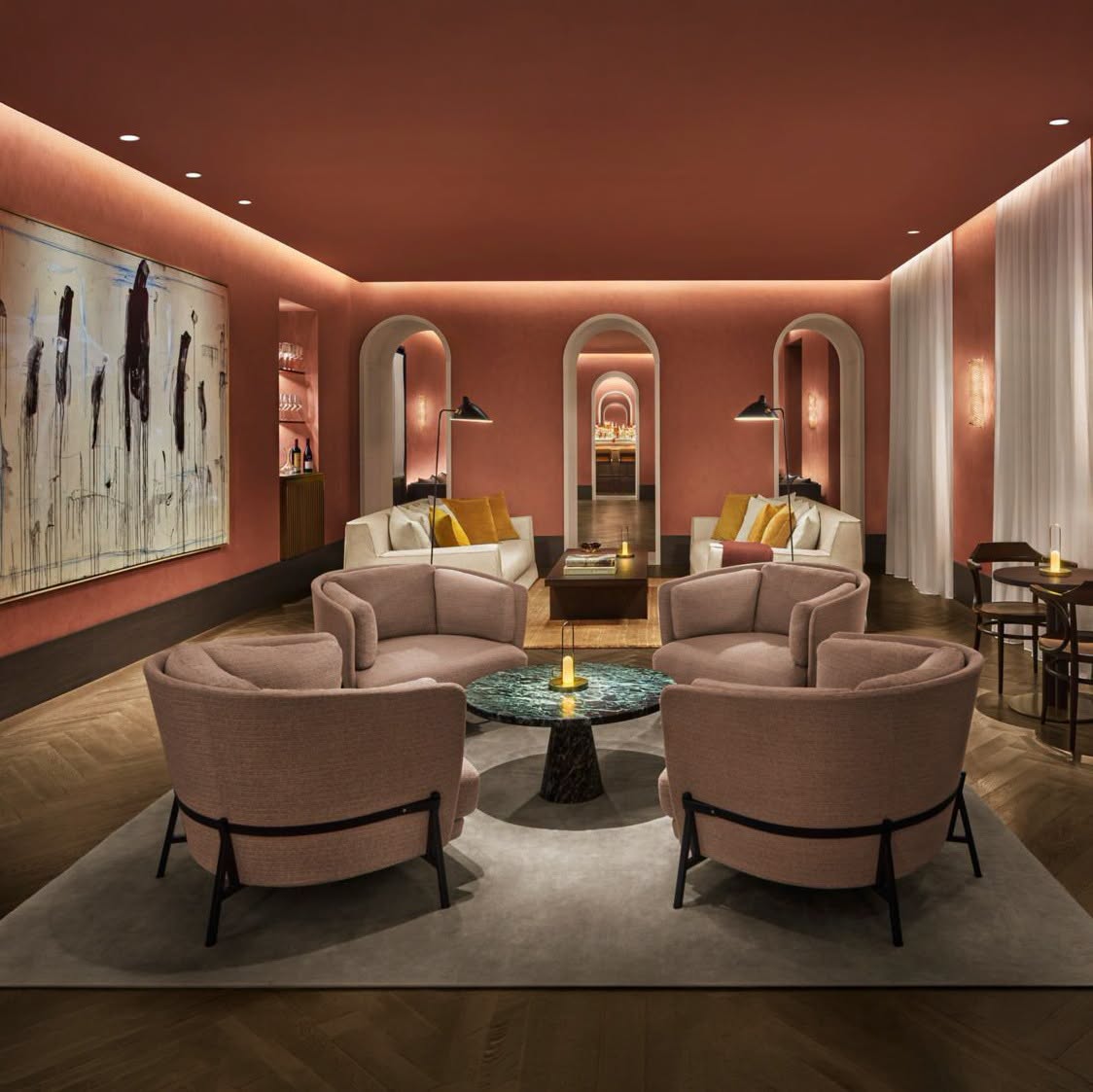 ห้องนั่งเล่นโทนดินเผาในร้าน Cetino ของ Mauro Colagreco ที่ The Lake Como EDITION