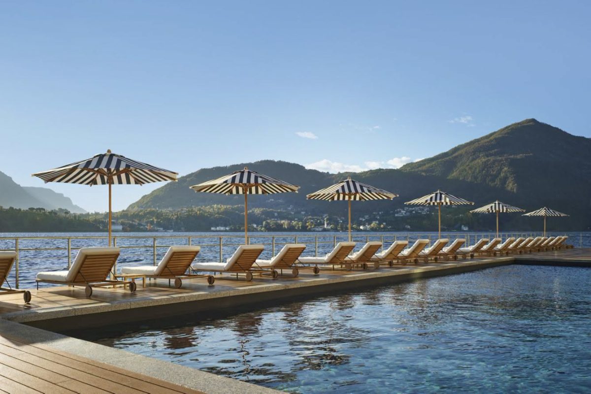 เดกลอยน้ำและสระของ The Lake Como EDITION กับเทือกเขาฝั่งตรงข้ามทะเลสาบ