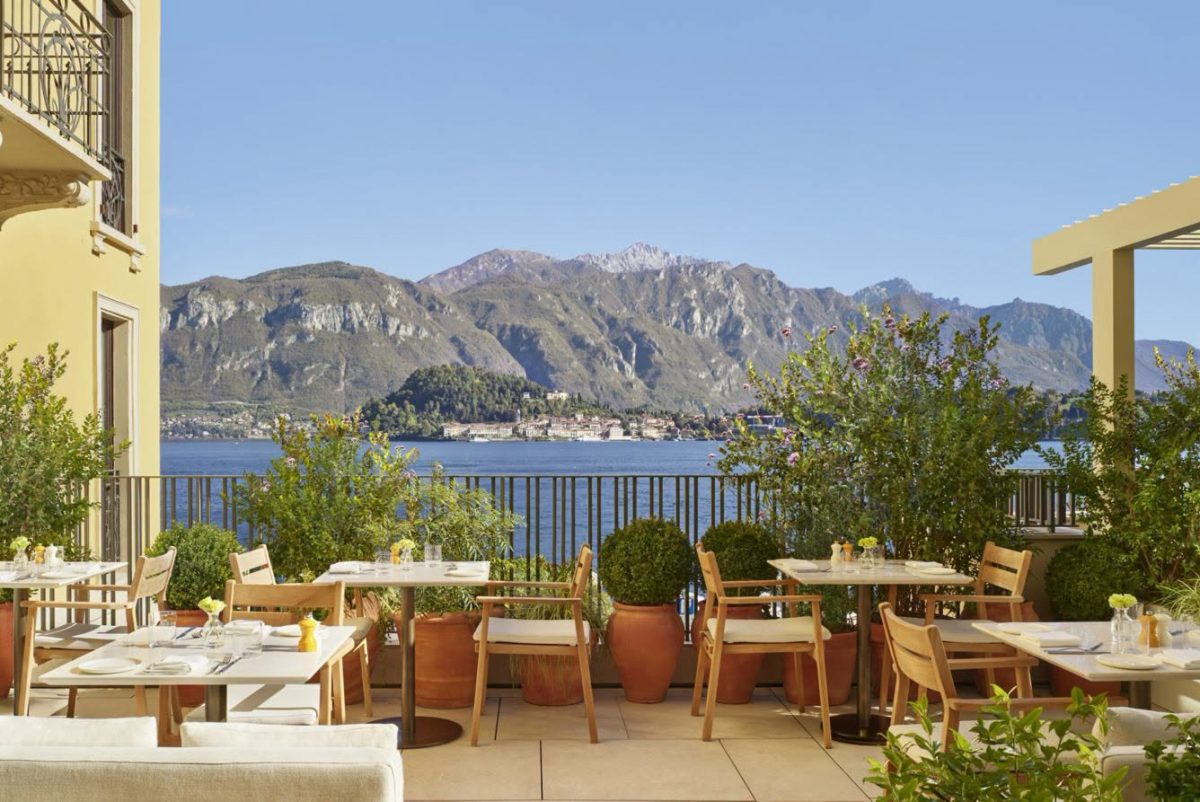 โต๊ะอาหารบนระเบียงร้าน Renzo มองข้ามทะเลสาบโคโมไปยังหมู่บ้าน Bellagio