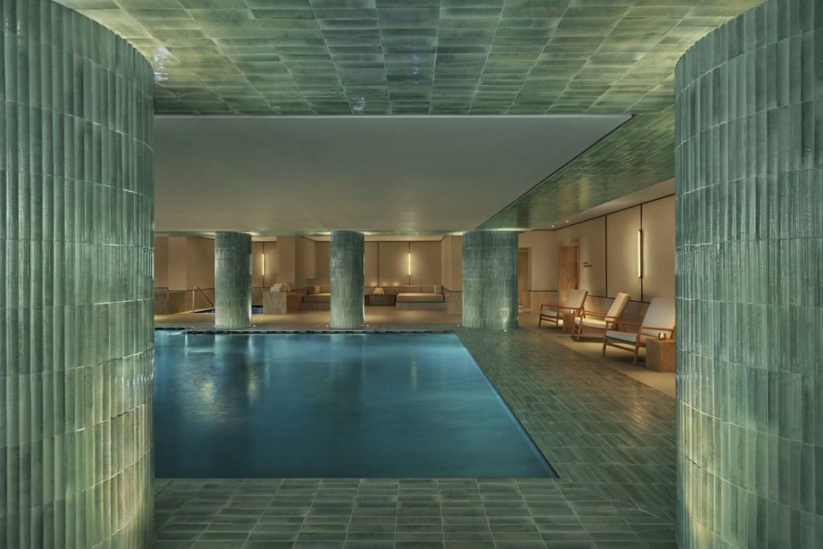 สระว่ายน้ำในร่มของสปาที่ The Lake Como EDITION มองผ่านแนวเสากระเบื้องเคลือบ
