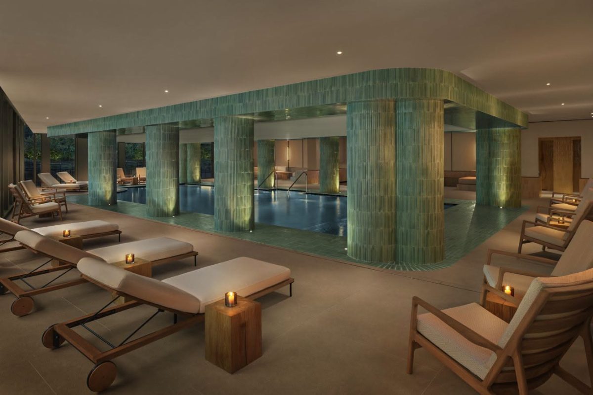 สระในร่มของ The Longevity Spa ที่ The Lake Como EDITION กับเสากรุกระเบื้องเคลือบสีเขียว