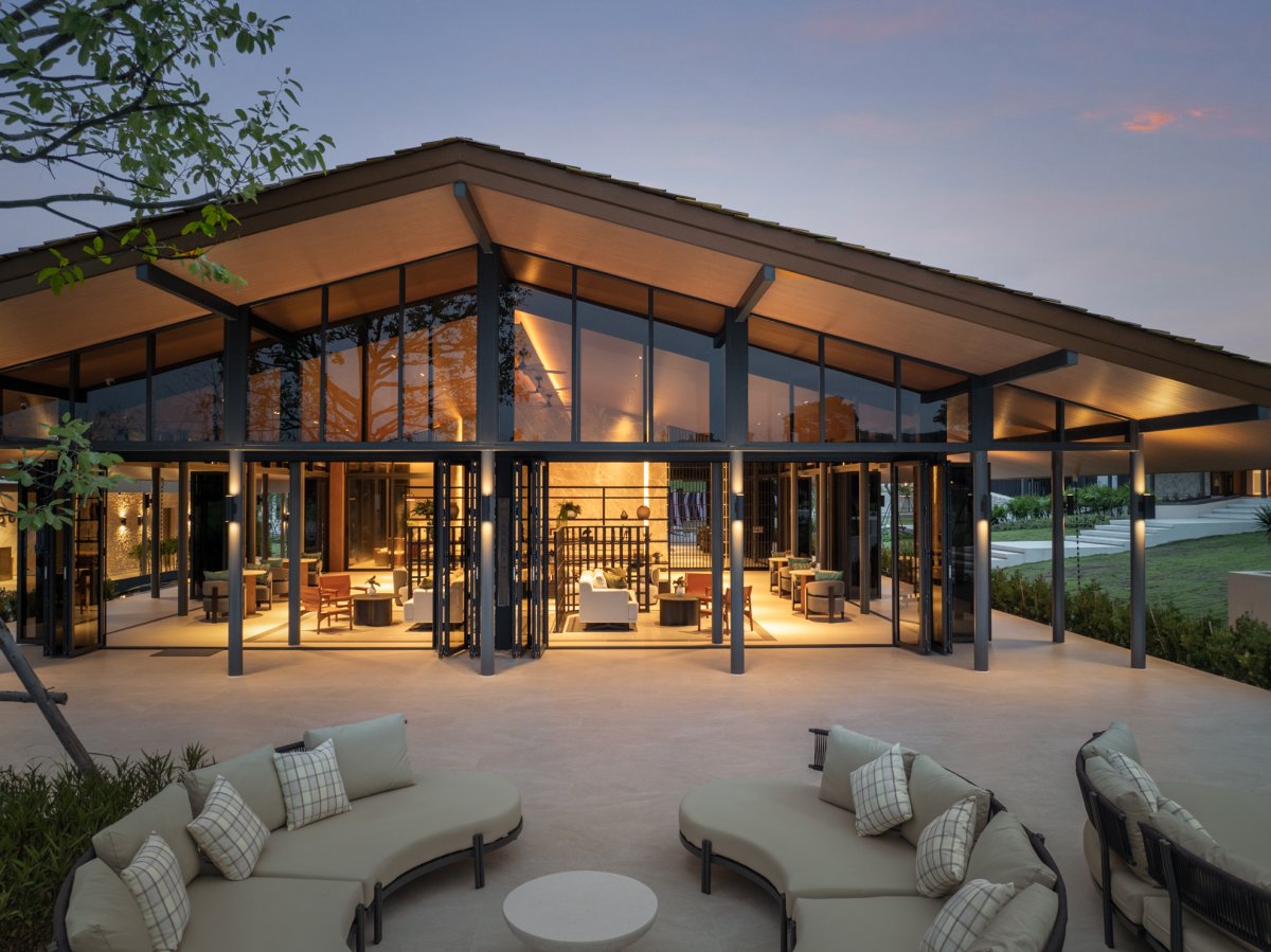 Clubhouse ยามค่ำ มองจากภายนอก