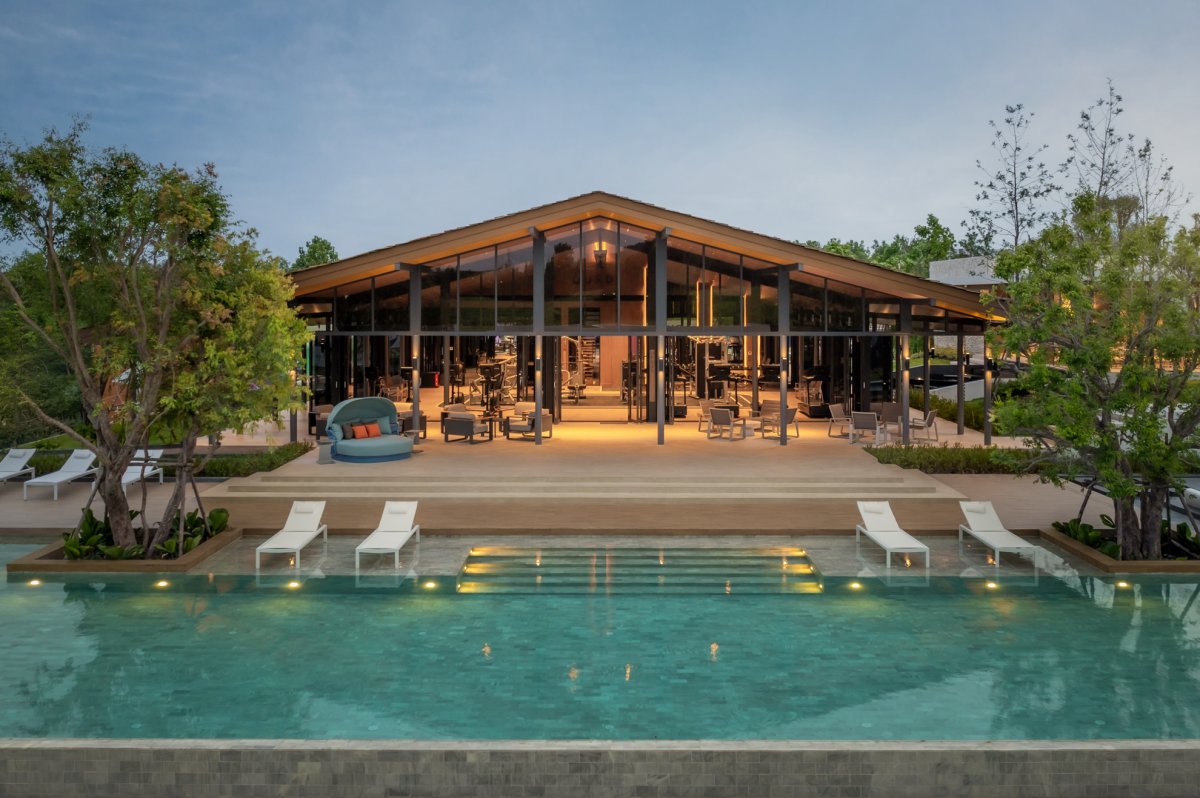 สระว่ายน้ำของ Clubhouse ยามเย็น