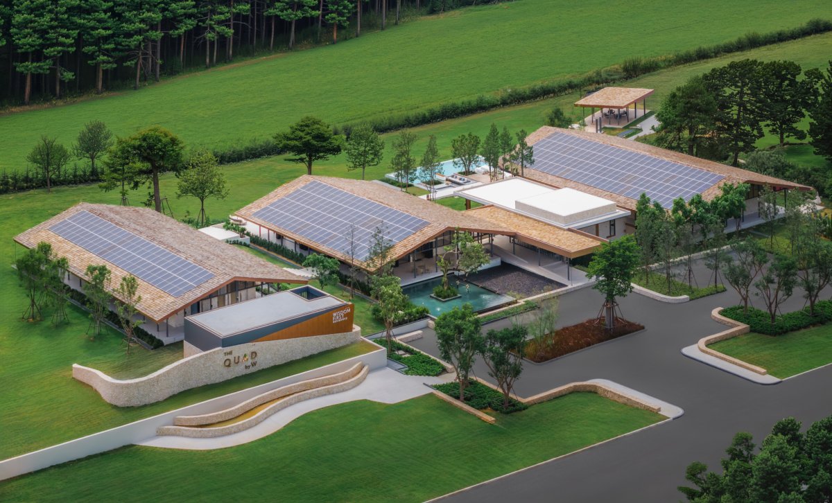 ภาพมุมสูง Clubhouse ที่ติดแผงโซลาร์เซลล์บนหลังคา