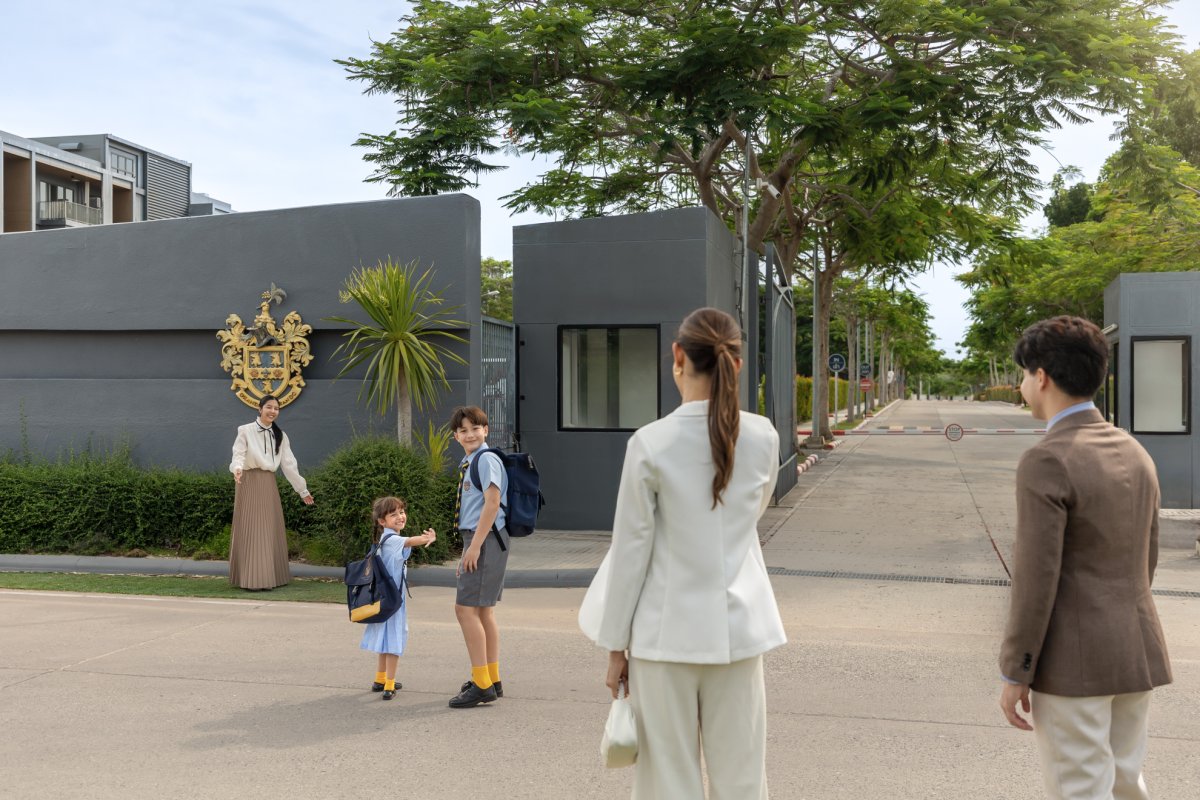 ครอบครัวพาลูกเดินไปโรงเรียน Rugby School Thailand