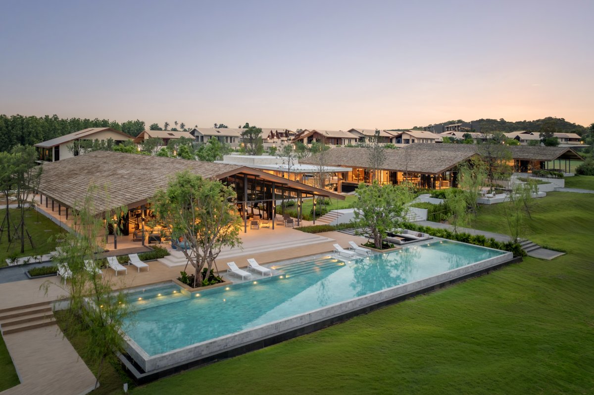 สระว่ายน้ำหน้า Clubhouse ยามเย็น
