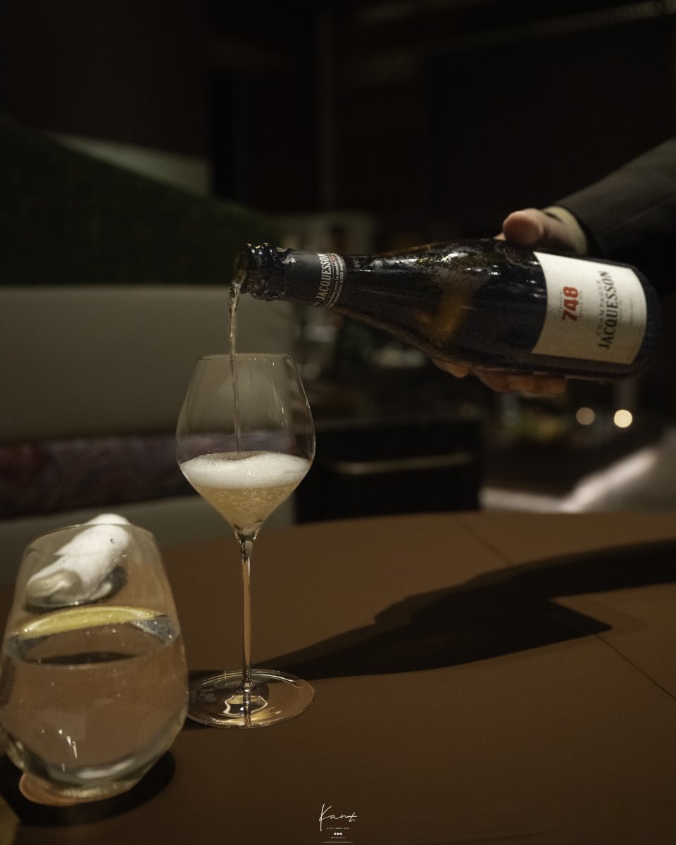 บริกรริน Champagne Jacquesson Cuvée 748 ลงแก้ว