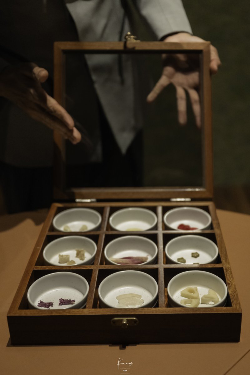 กล่องไม้เก้าช่องใส่ของดองในถ้วยขาว ชุด Flowers & Pickles