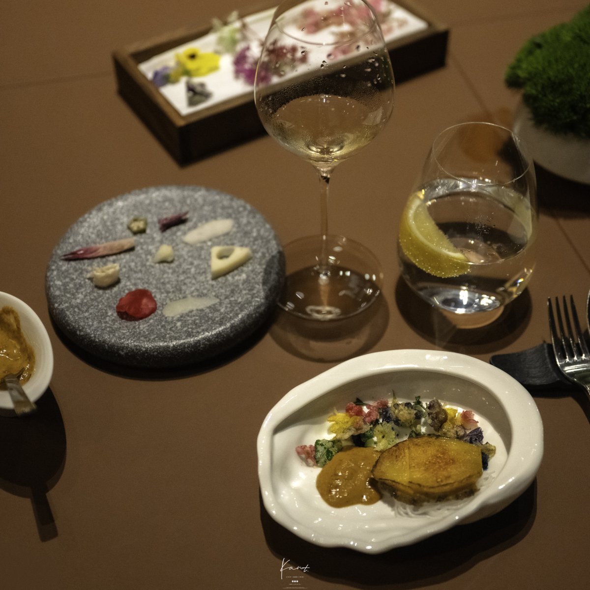 โต๊ะอาหารชุด Flowers & Pickles กับแก้วไวน์และถาดดอกไม้