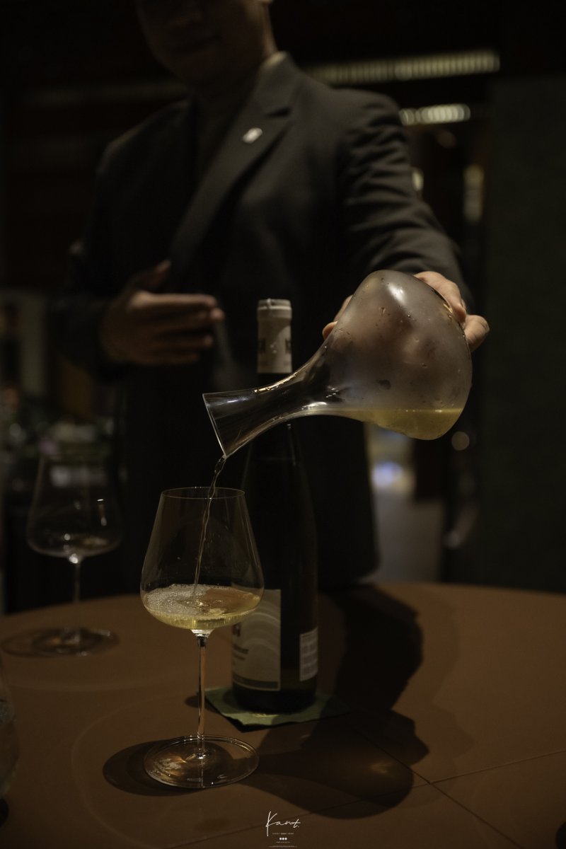 บริกรรินไวน์ขาว Gewürztraminer จากคาราฟลงแก้ว