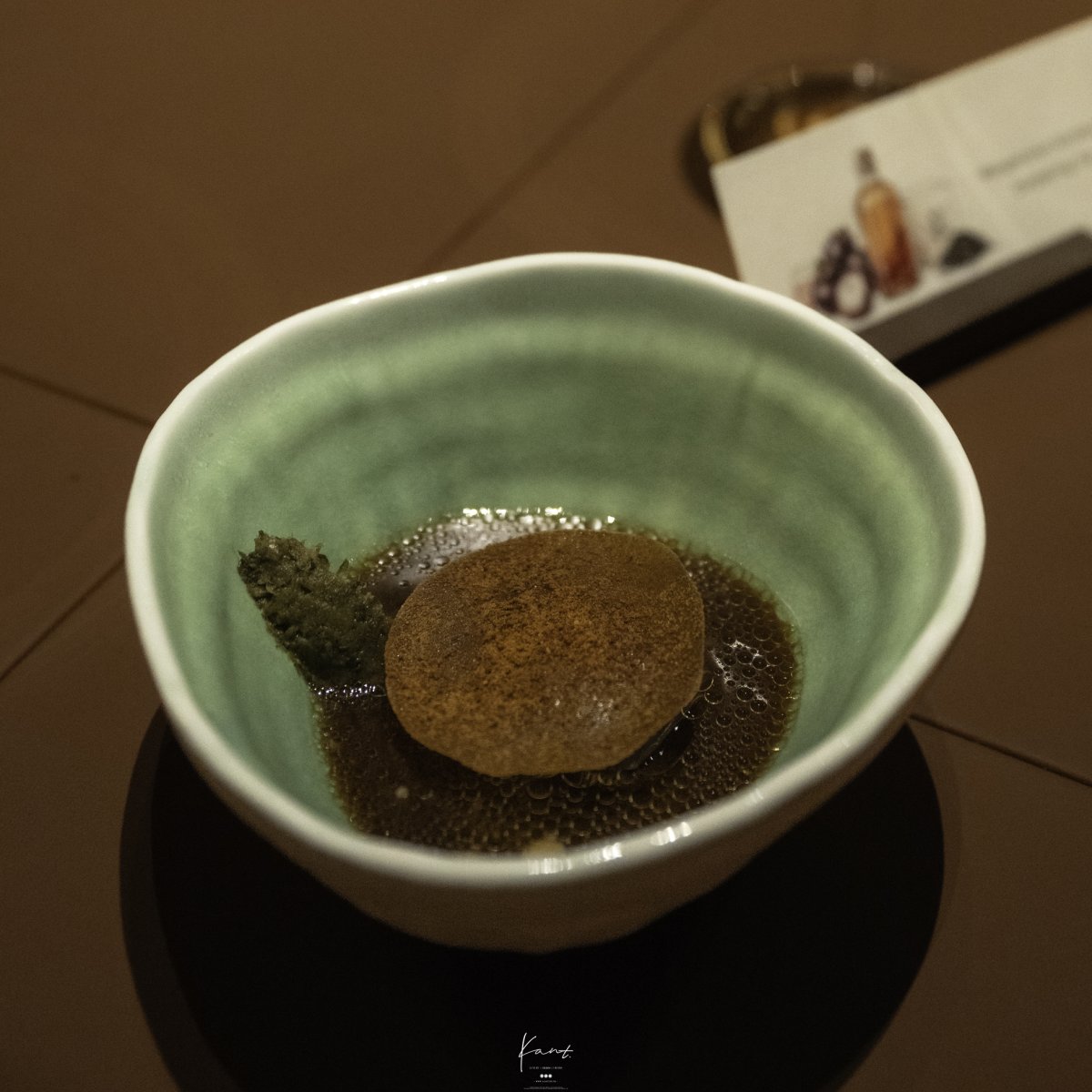 หลามผักในชามสีเขียว ปิดด้านบนด้วยแผ่นกลม