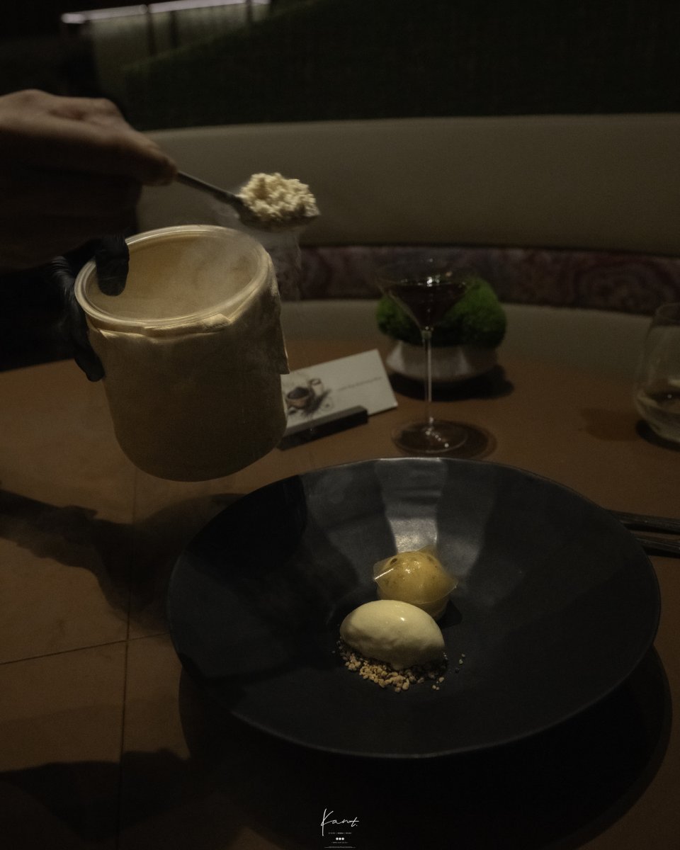 บริกรโรยท็อปปิงลงของหวานในชามสีเข้ม