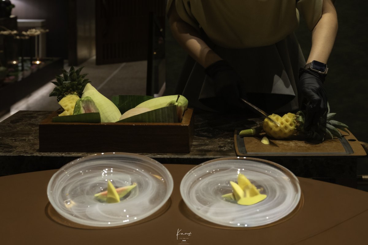 บริกรหั่นสับปะรดและมะม่วงที่โต๊ะ Fruits of The Moment
