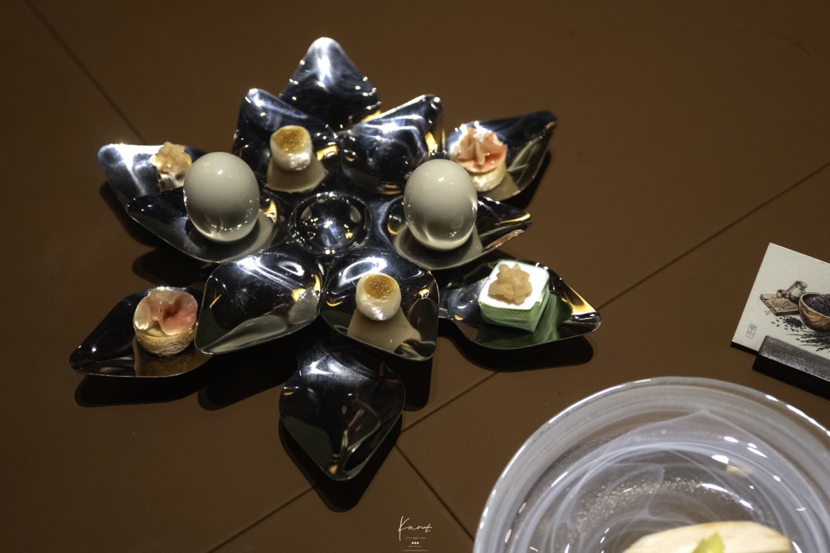 Petit Fours บนแท่นสีเงินรูปกลีบบัว