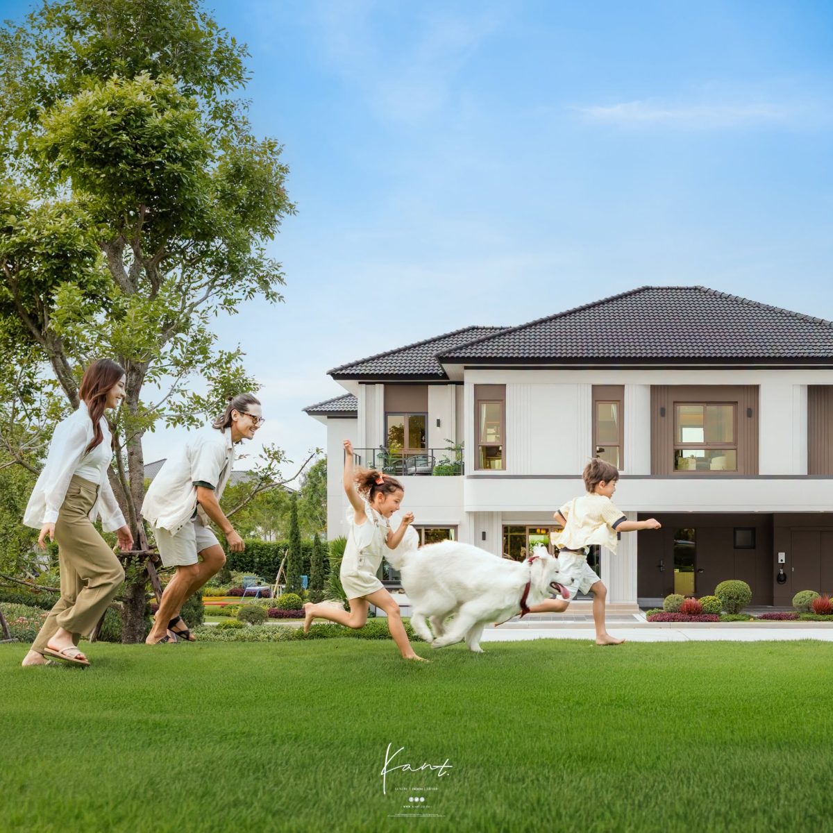 เด็กกับสุนัขวิ่งเล่นบนสนามหญ้าหน้าบ้าน CENTRO เพชรเกษม–บางบอน
