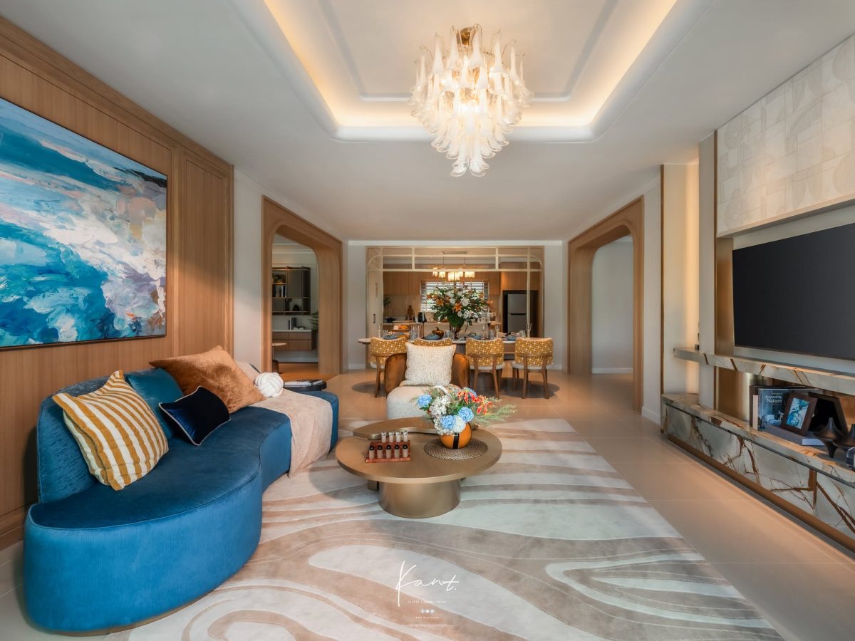 Main Living Room บ้านตัวอย่าง VALLERIA โซฟาทรงโค้งสีน้ำเงินกับโคมระย้า