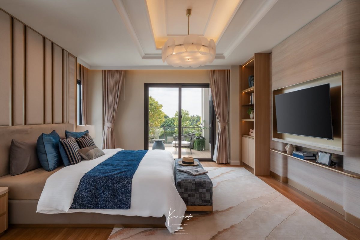 Master Bedroom บ้านตัวอย่าง VALLERIA เตียงใหญ่กับประตูกระจกออก Balcony